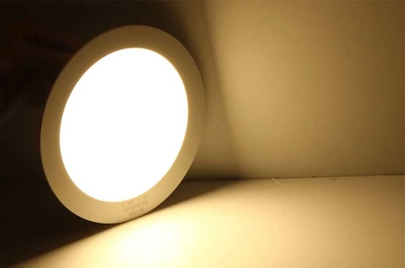 Bóng đèn LED 3 màu âm trần - Đèn downlight 3 màu màu vàng