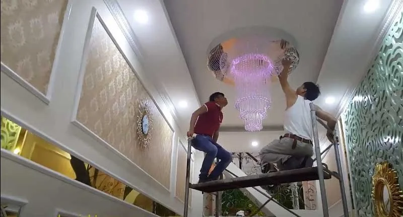 lắp đặt đèn chùm thông tầng treo sảnh khách sạn