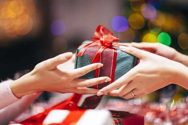 Tân gia nên tặng quà gì - Gợi ý các món quà mừng tân gia tốt nhất cho gia chủ