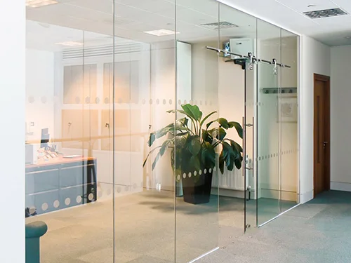 Một công trình cửa kính cường lực đẹp bố trí ở khu vực văn phòng công ty